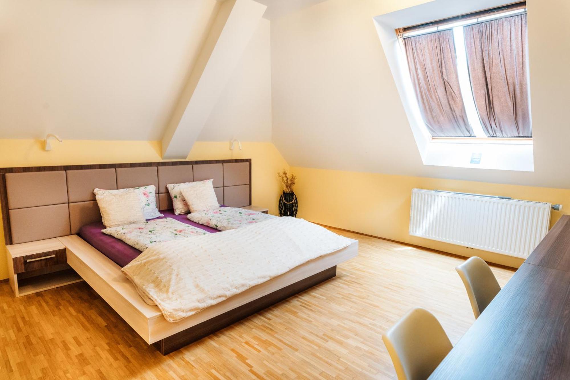 Dvorec Trebnik - Sobe Hotel